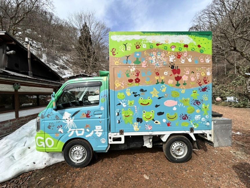 地元小学生が描いたトラックの絵