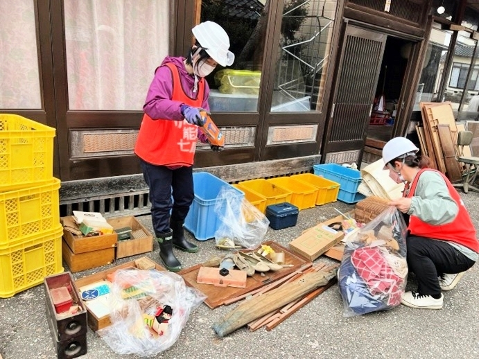 搬出された家財の仕分け作業