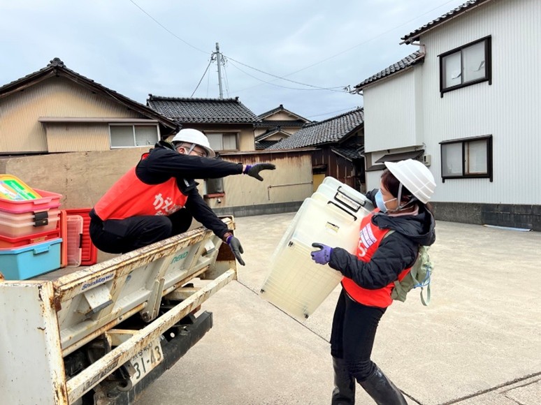 仕分けした家財の運搬作業